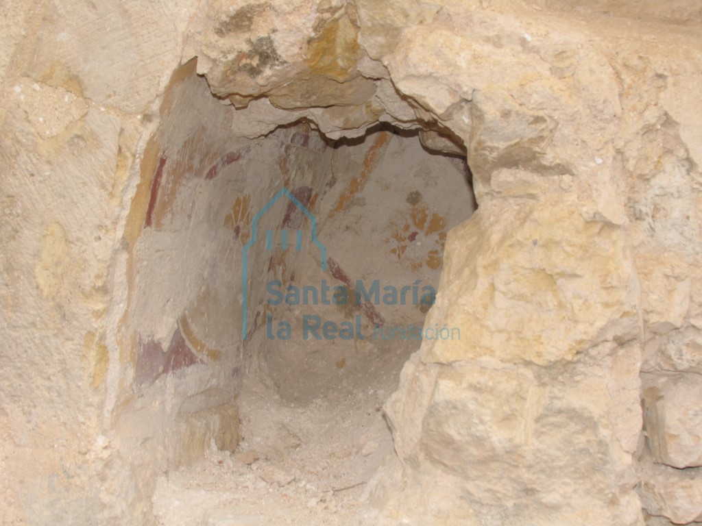 Detalle del arcosolio con restos de pintura postmedival