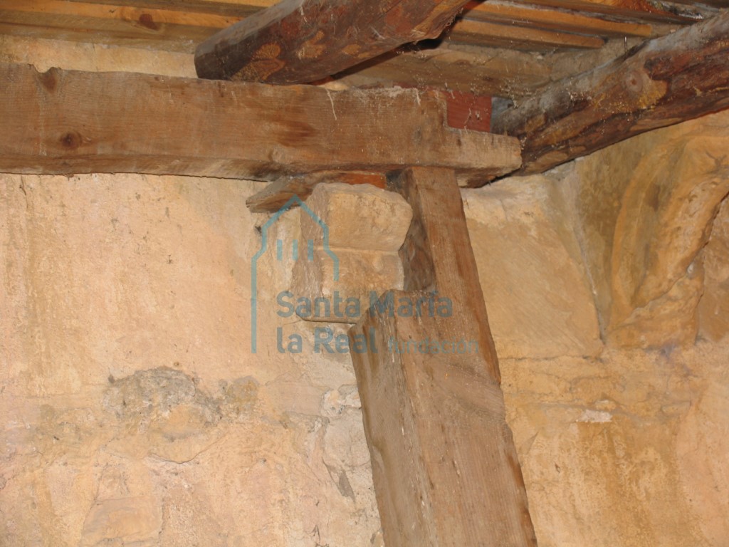 Detalle del interior de la torre con canecillo en forma de nacela