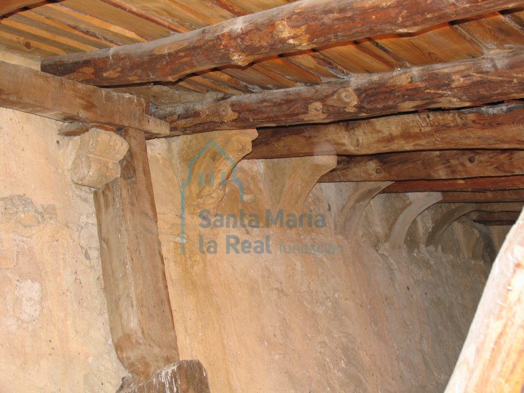 Detalle del interior de la torre con canecillos en forma de nacela