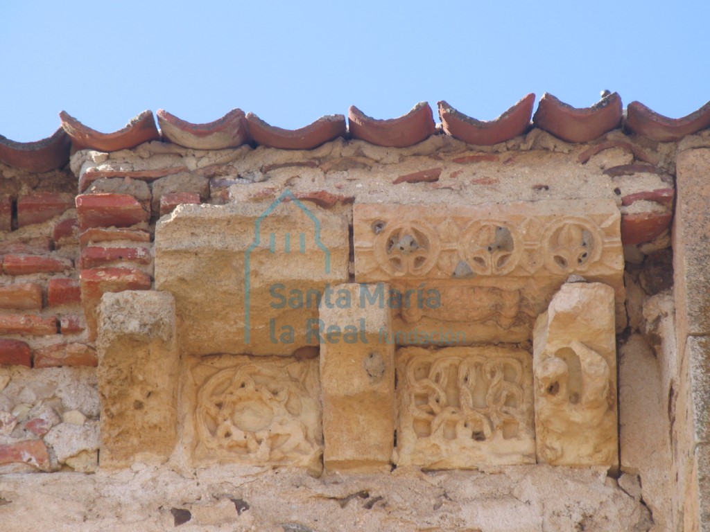 Canecillos y metopas del muro norte del presbiterio
