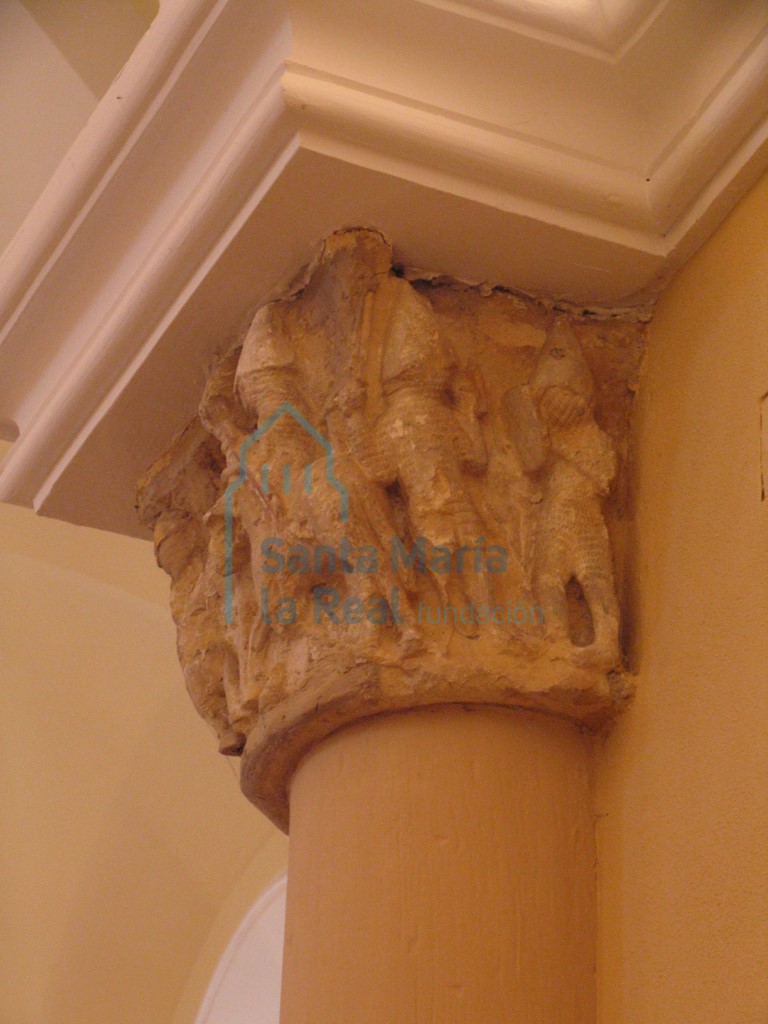 Capitel izquierdo del arco triunfal, dos soldados con cota de malla