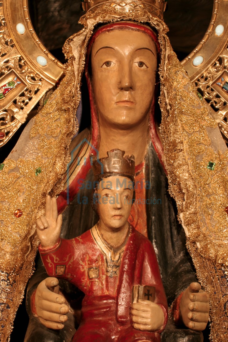 Detalle de la imagen de la Virgen del Henar