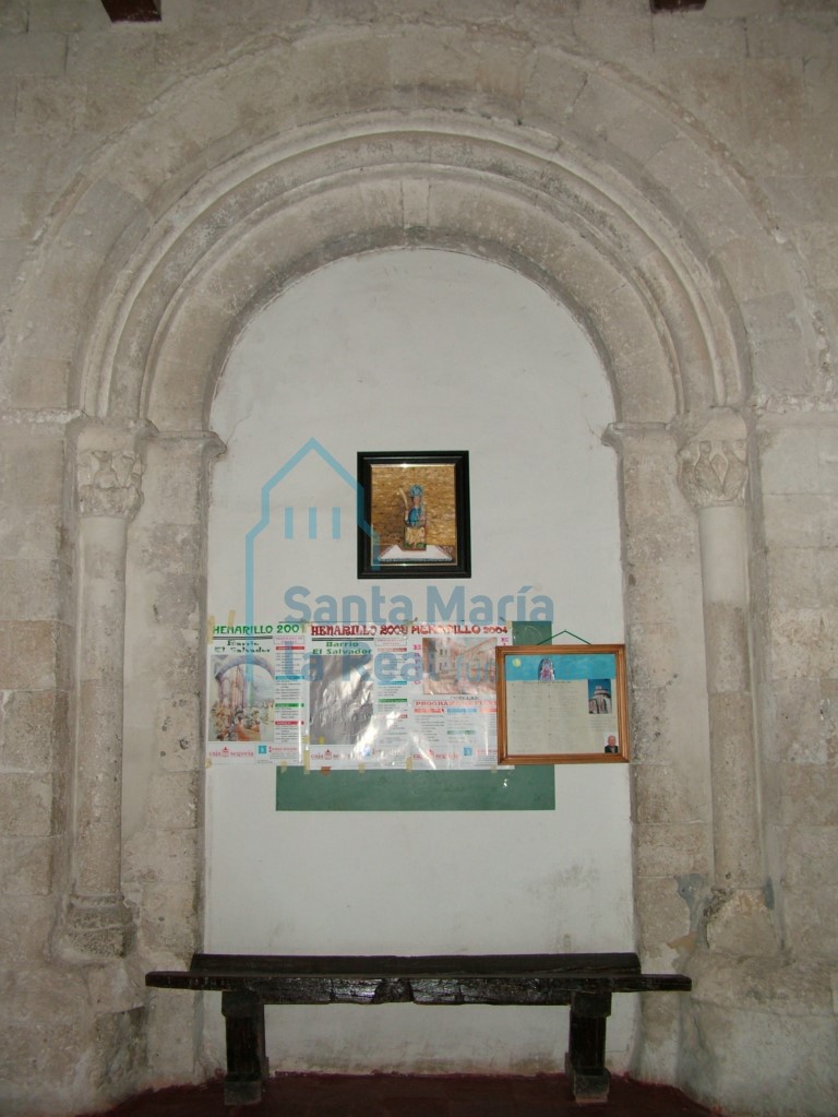 Portada cegada en el interior de la iglesia