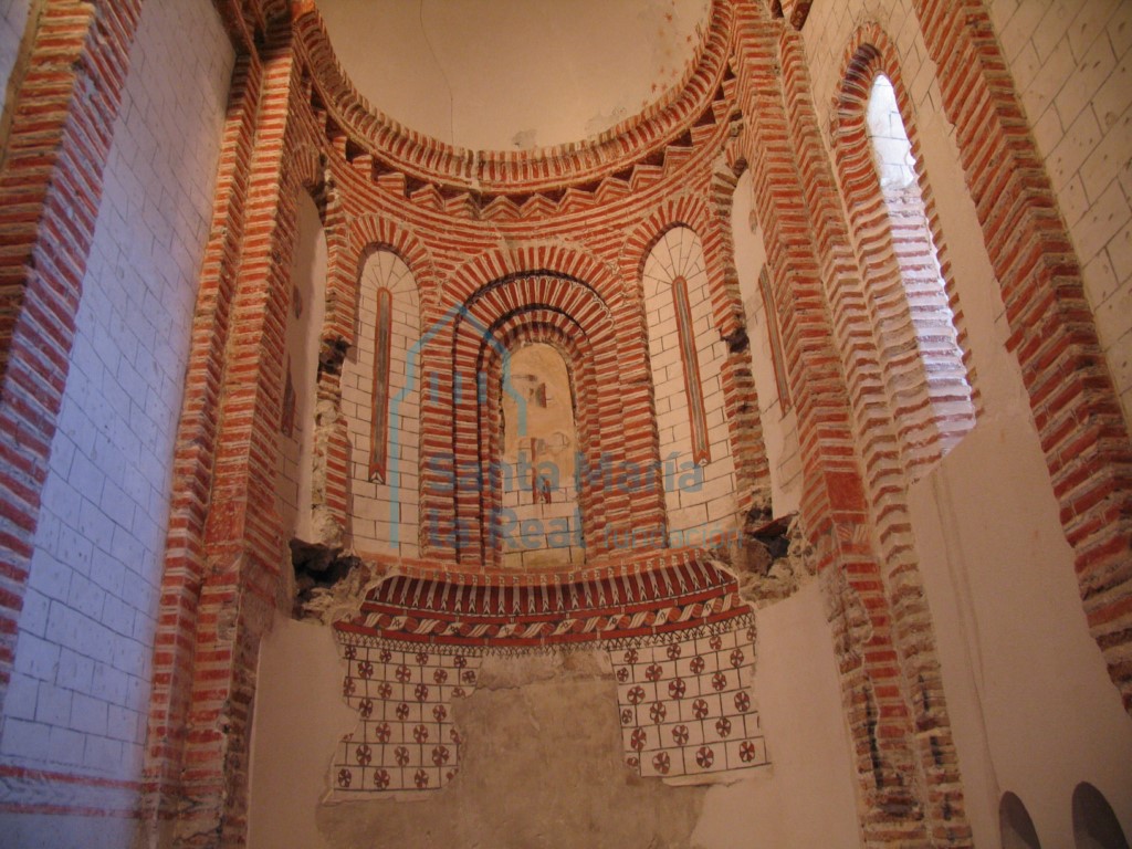 Vista del interior del ábside del evangelio