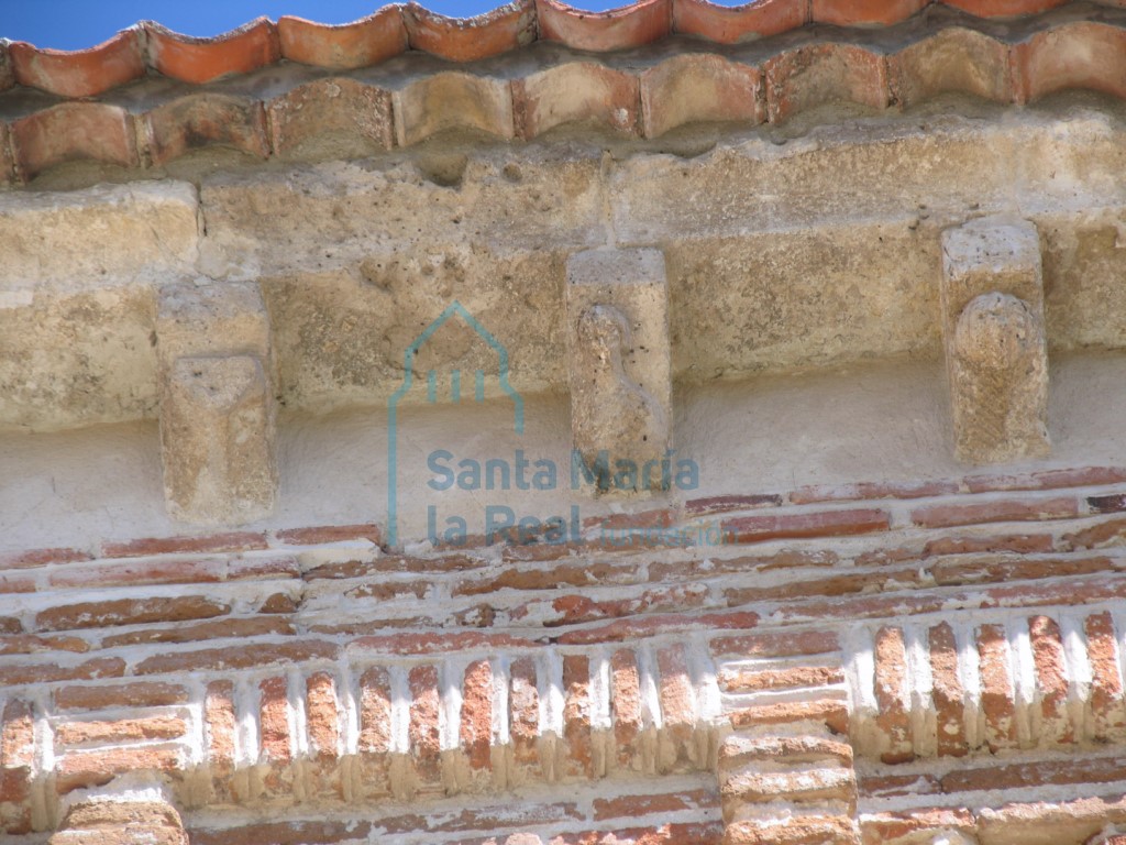 Canecillos en la cornisa de la fachada sur. Geométrico, vegetal y figurativo