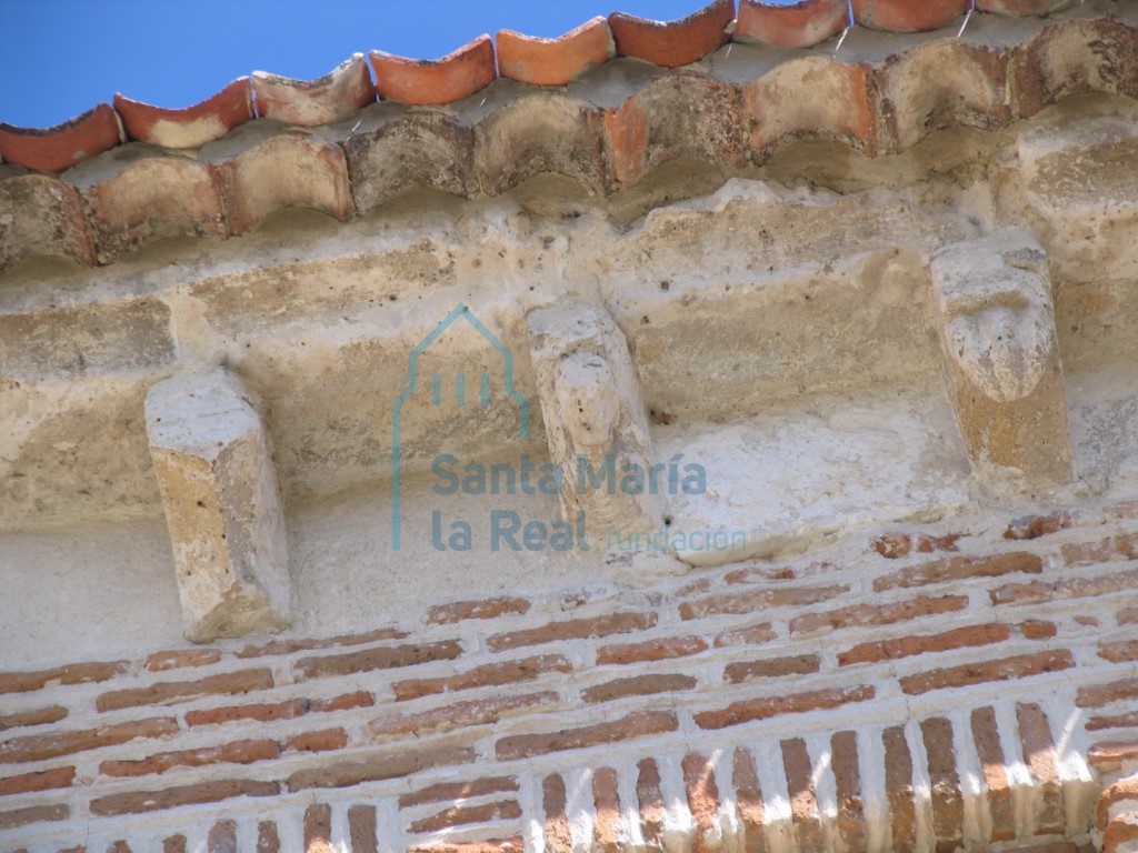 Canecillos en la cornisa de la fachada sur. Nacela, figura humana y vegetal