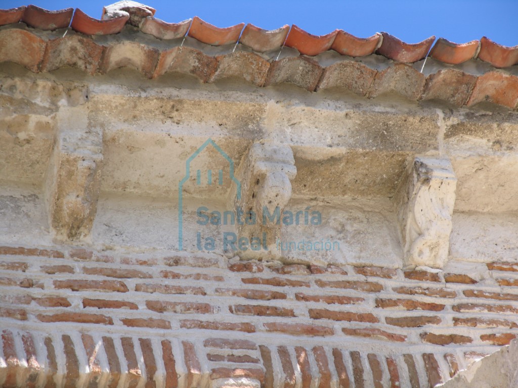 Canecillos en la cornisa de la fachada sur. Arpía, deteriorado y basilisco con las alas desplegadas