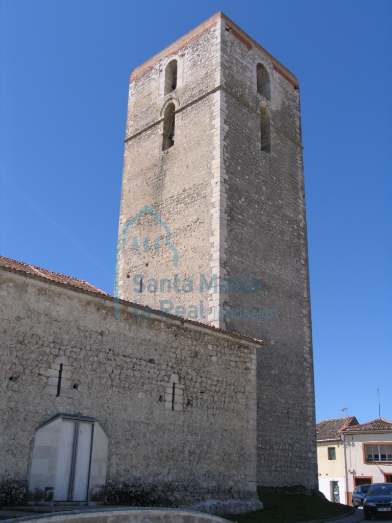 Vista exterior de la fachada norte y la torre