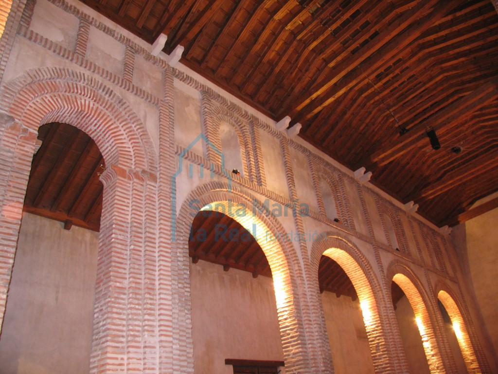 Vista de los arcos formeros de la nave