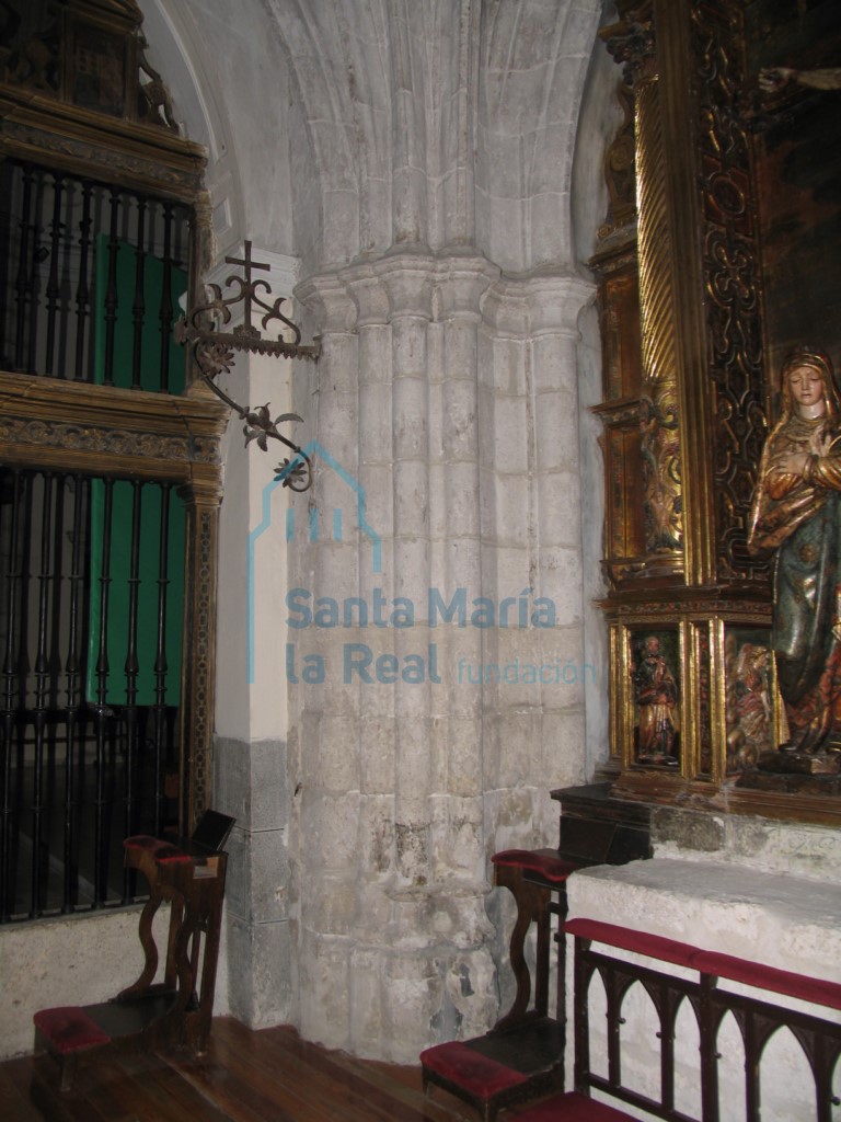 Detalle de pilar en el interior de una capilla