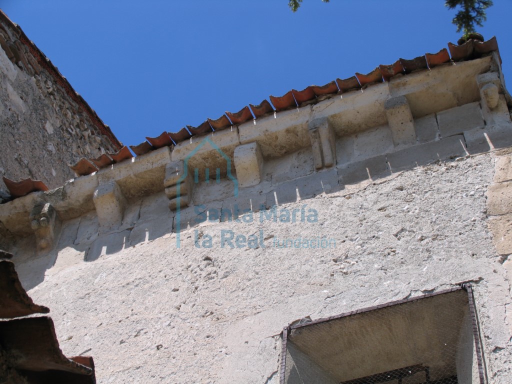 Detalle de la cornisa del tramo recto de la cabecera