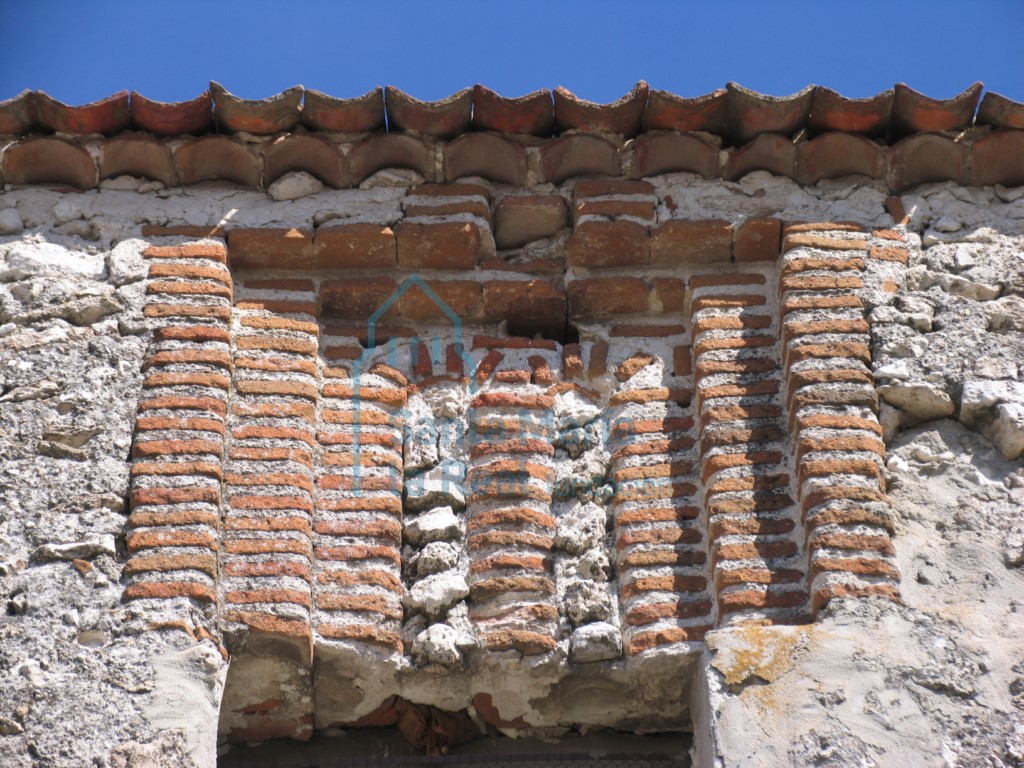 Restos de una ventana geminada inserto en un alfiz