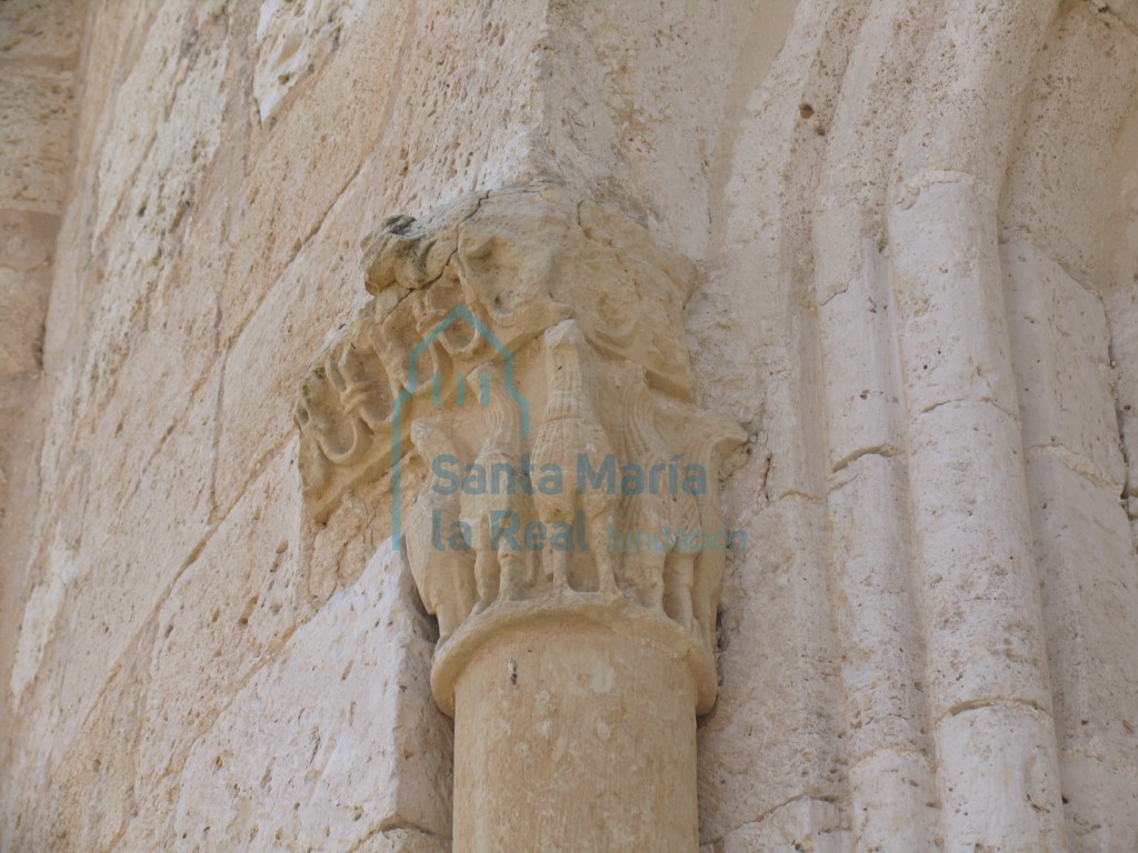 Capitel izquierdo del vano central del ábside