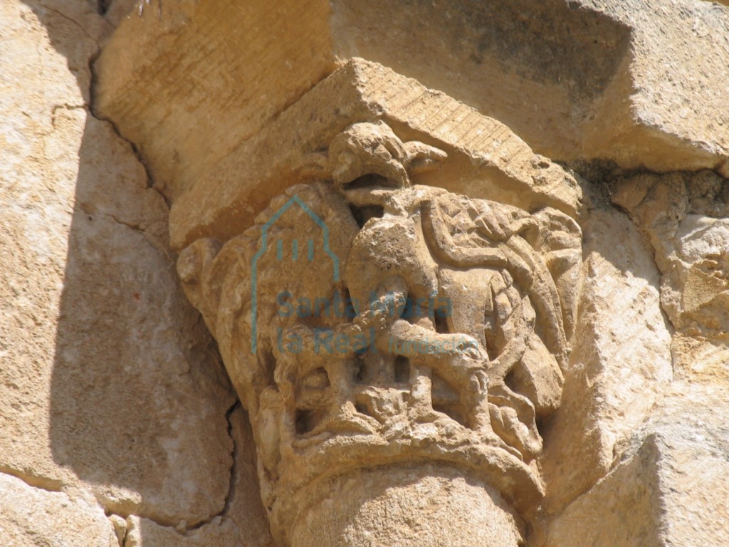 Capitel derecho vegetal con dos aves, en la ventana meridional del ábside