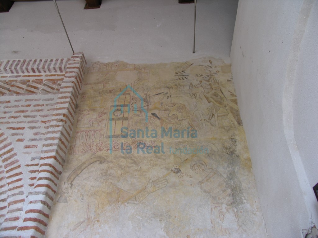Restos de pinturas murales góticas, en el pórtico