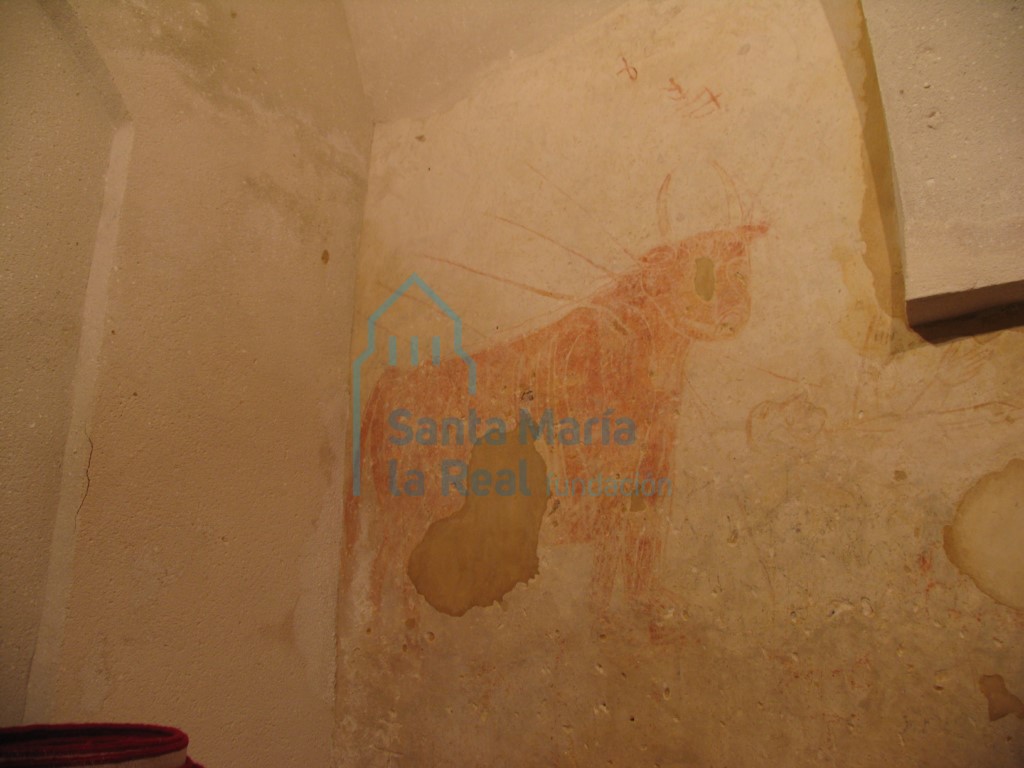 Detalle de un toro de las pinturas murales góticas, de la capilla adosada al muro sur de la nave