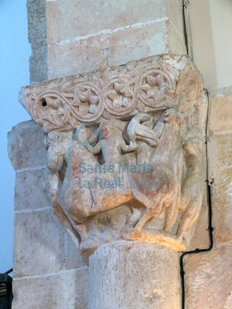 Capitel del arco triunfal. Escena de cetrería