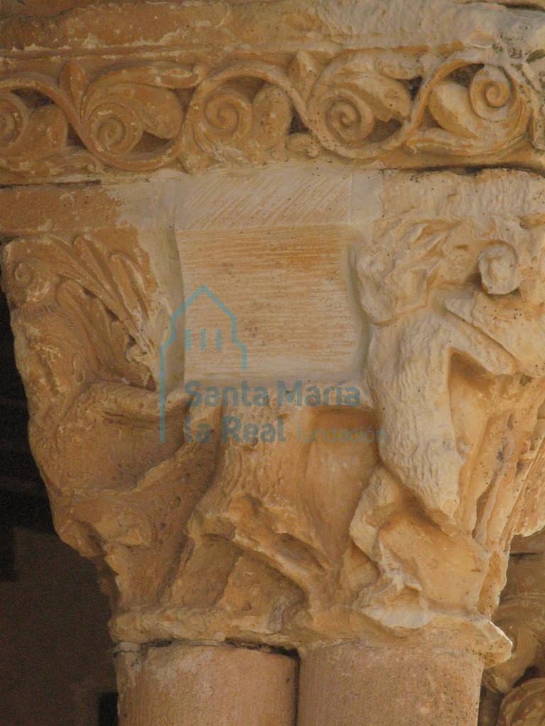 Detalle del capitel con dos parejas de demonios, en el lado meridional del pórtico