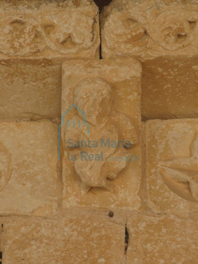 Canecillo de una figura humana, de la cornisa de la portada meridional