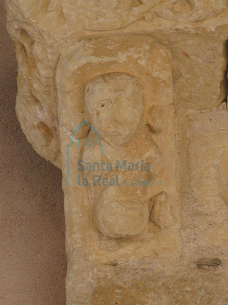 Canecillo de una figura humana de la cornisa de la portada meridional