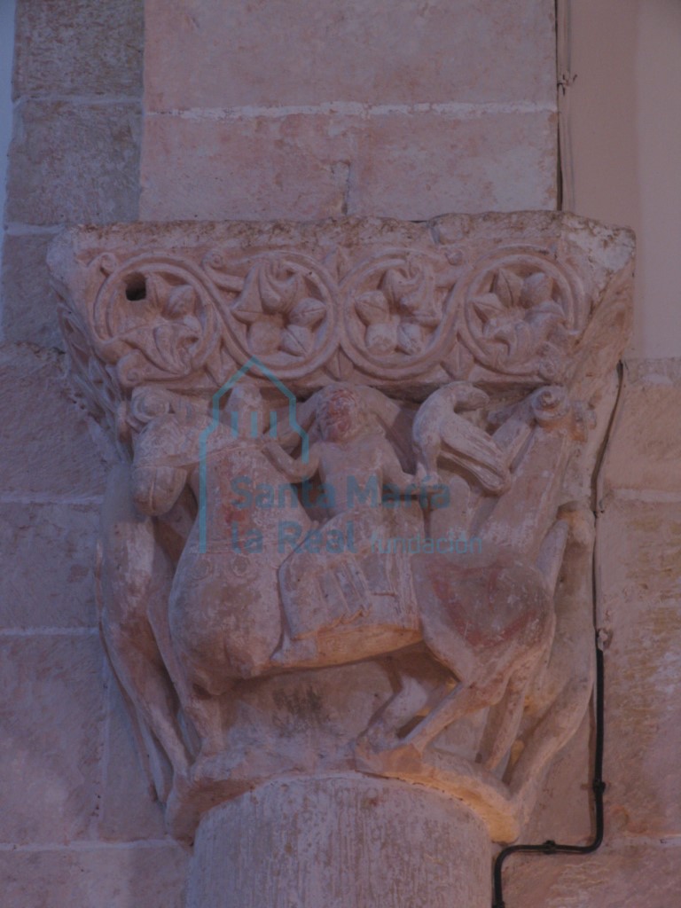 Capitel izquierdo del arco triunfal. Escena de cetrería