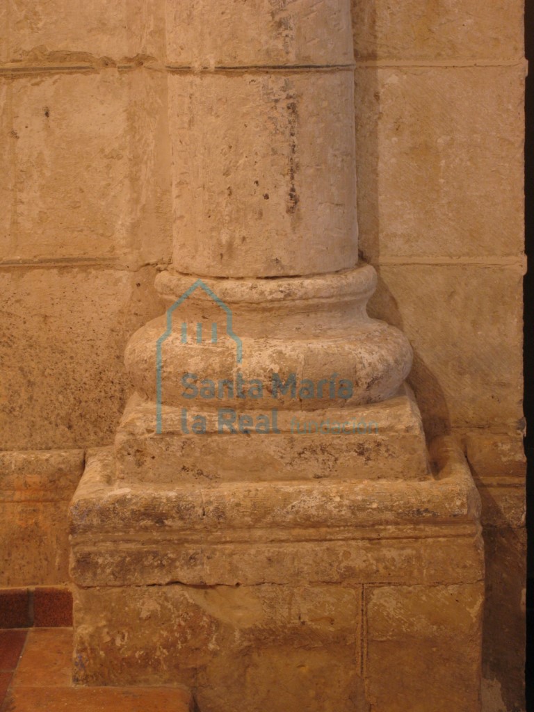 Basa de una de las columnas del arco triunfal