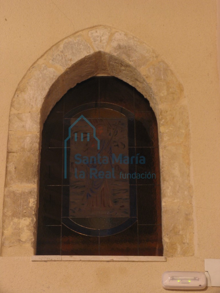 Ventana en el lado septentrional de la nave