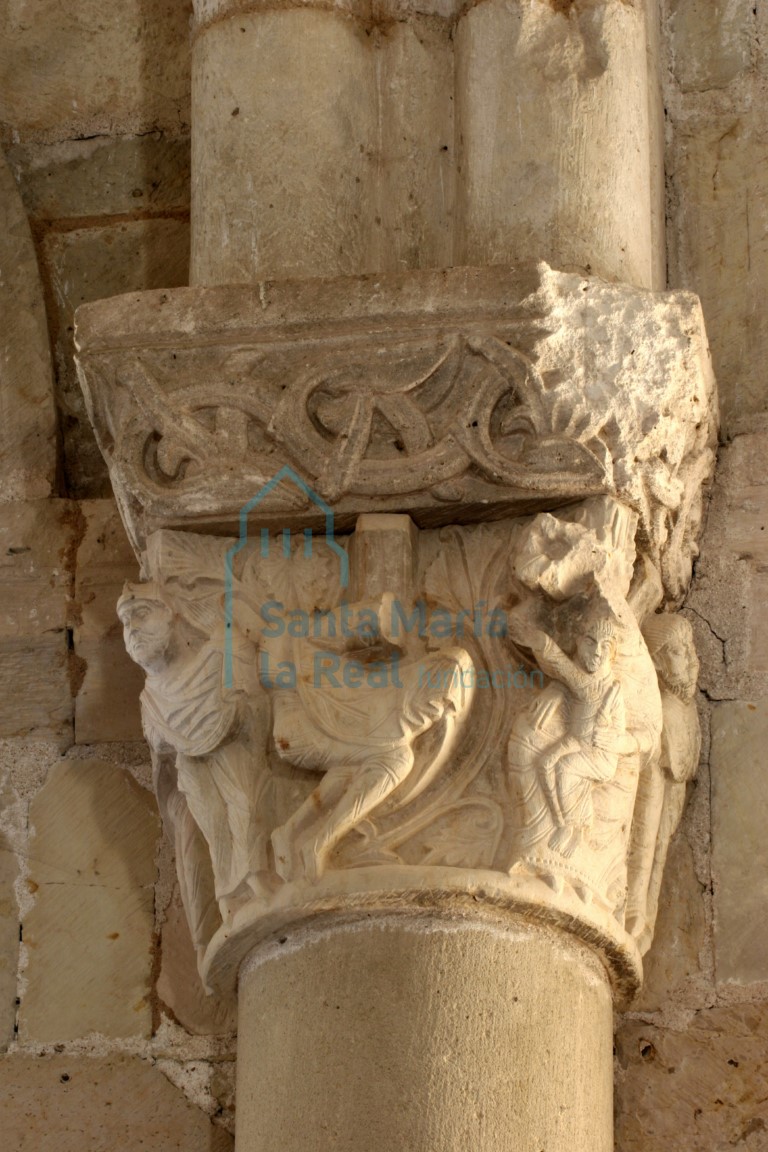 Capitel de la cabecera con representación de la Epifanía