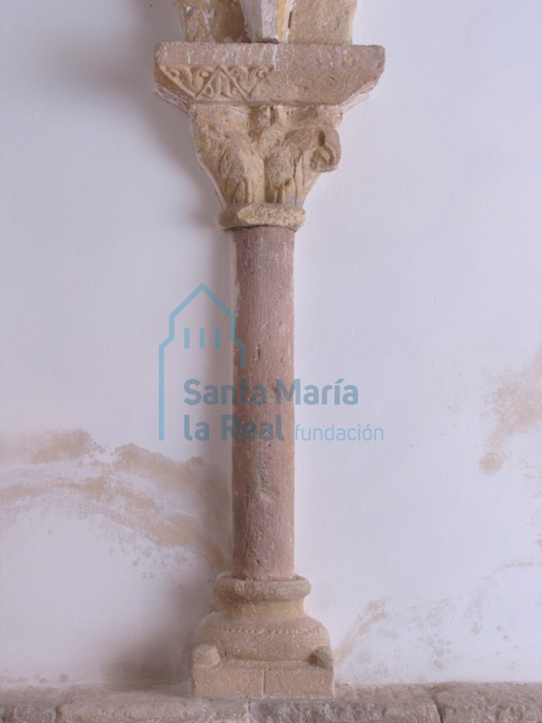 Vista de una columna de la arquería del antiguo pórtico