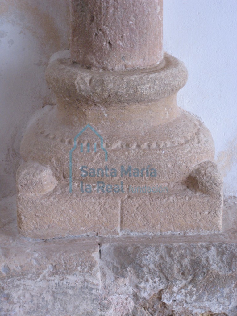 Vista de la basa de  una columna de la arquería del antiguo pórtico
