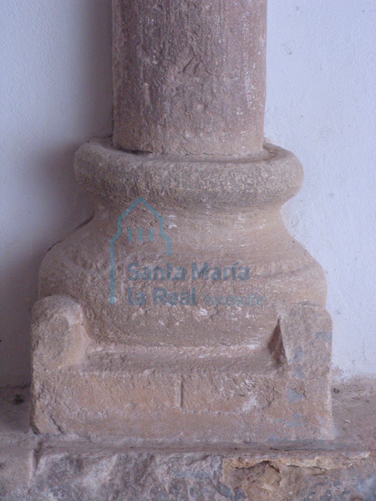 Basa de una columna de la arquería del antiguo pórtico