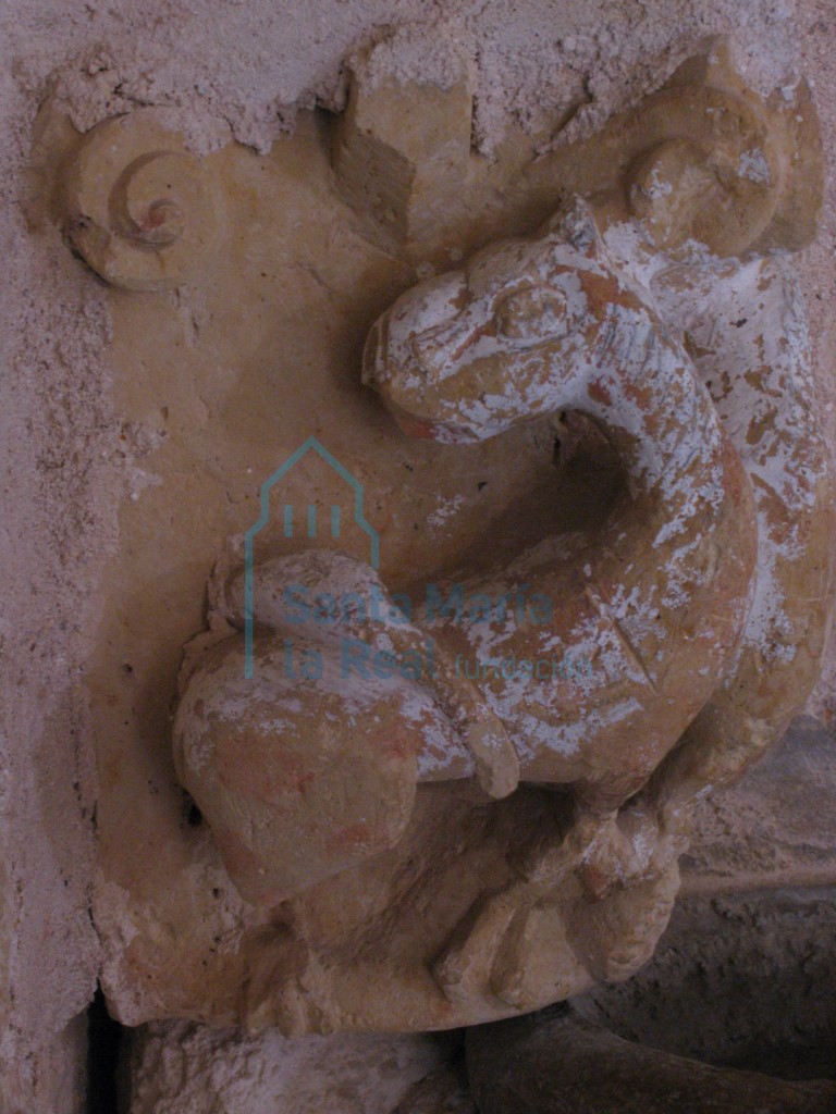 Detalle del capitel derecho de la portada Detalle del capitel derecho de la portada