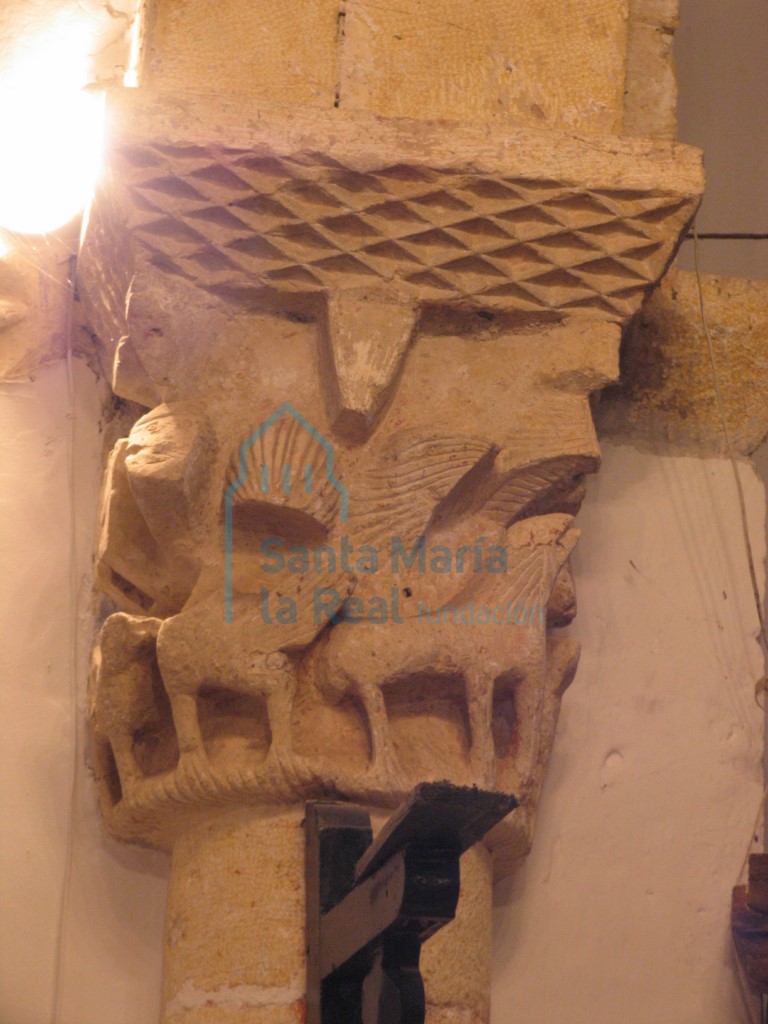 Vista del capitel del lado sur del arco triunfal