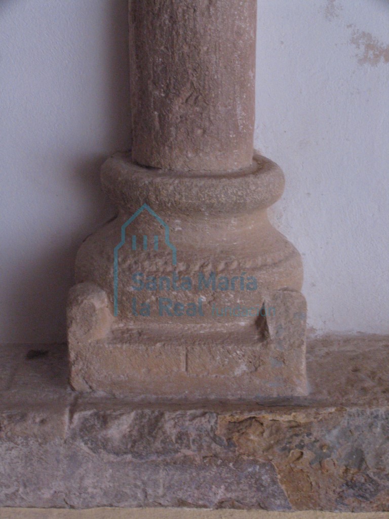 Basa de una columna en los restos del pórtico
