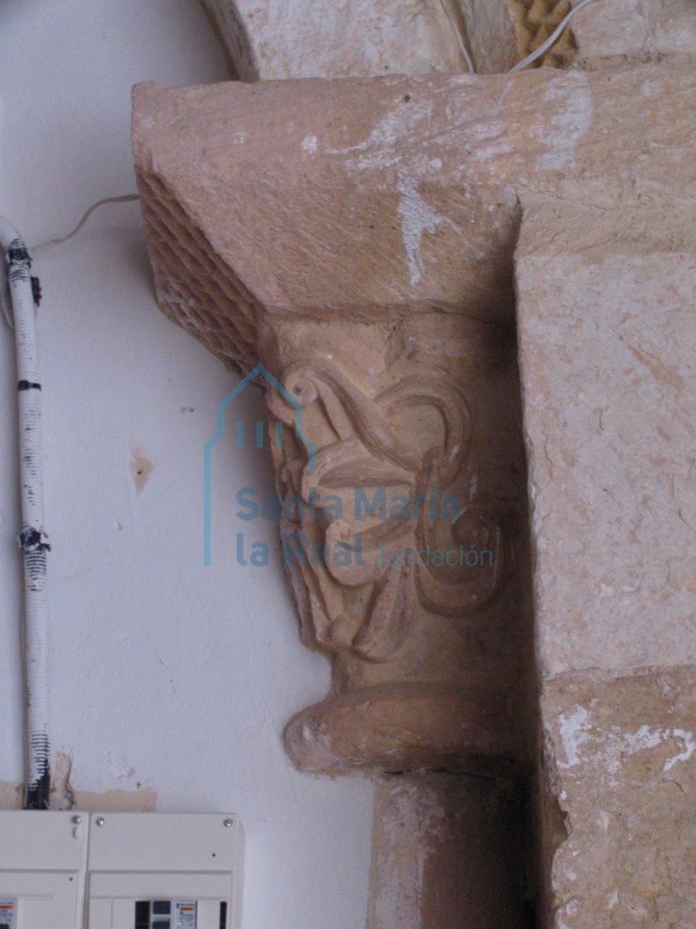 Capitel de una columna en los restos del pórtico