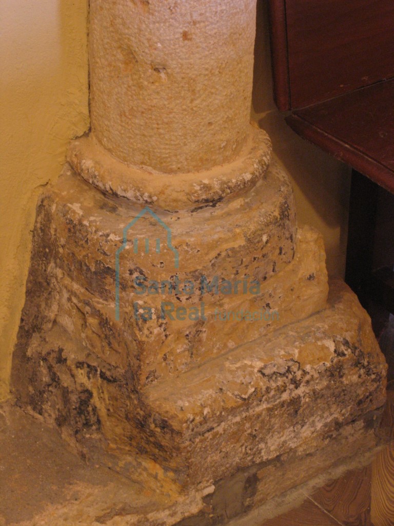 Detalle de la basa de una columna de la arquería del presbiterio