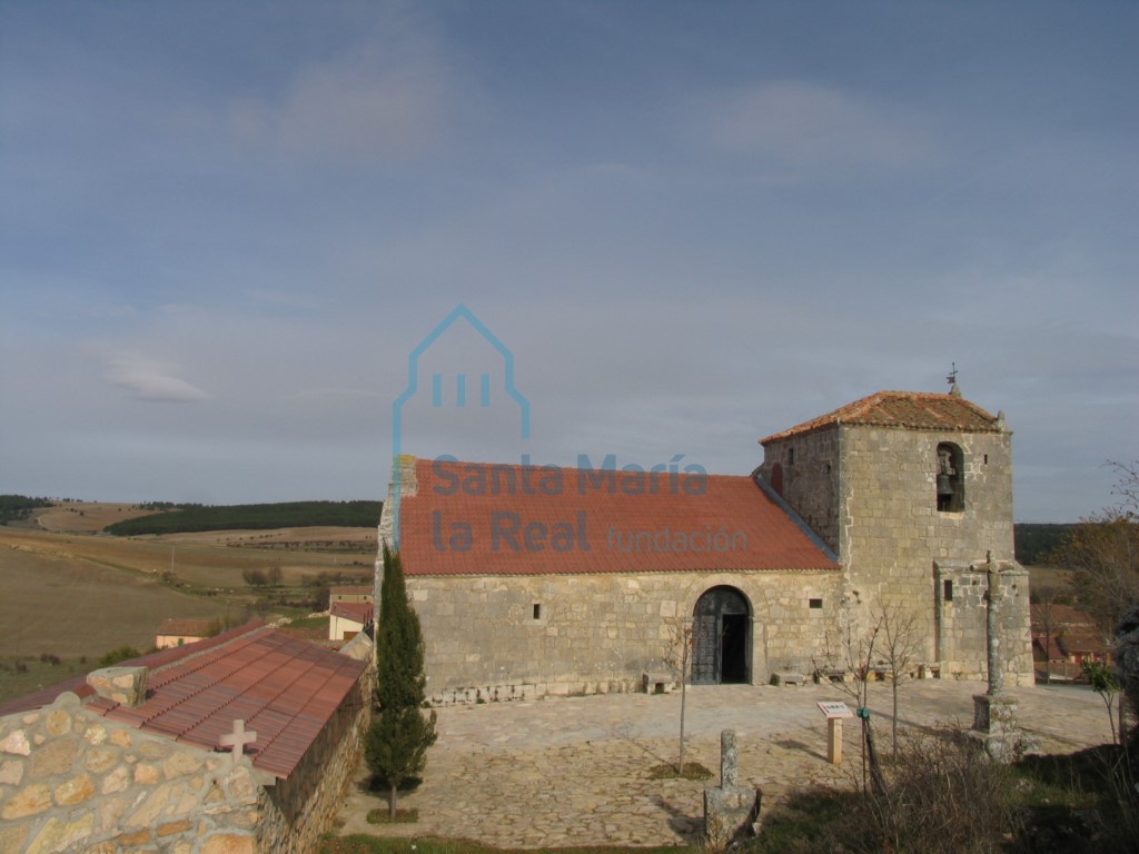Vista exterior de la iglesia desde el suroeste