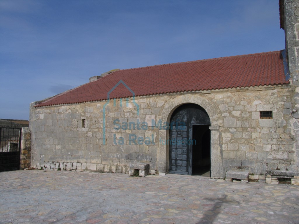 Vista del lado sur de la iglesia