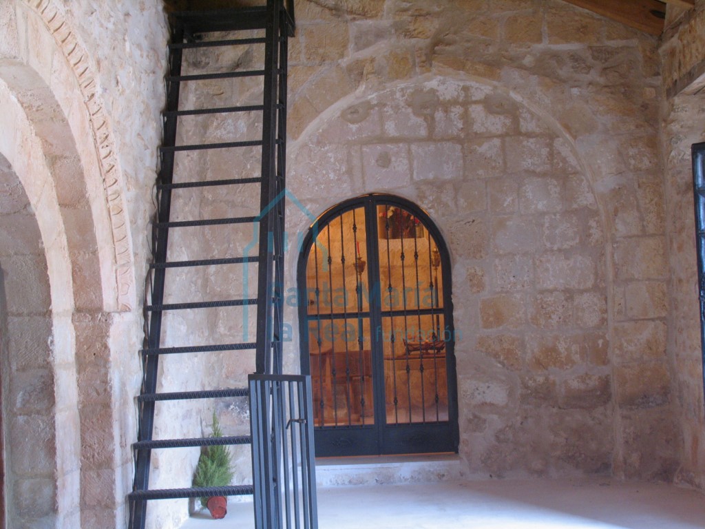 Vista del interior del pórtico hacia la puerta de acceso al baptisterio