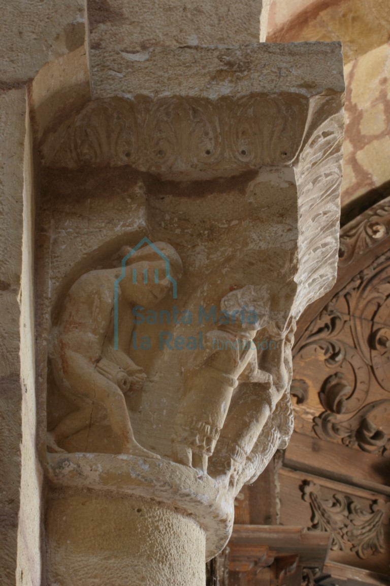 Detalle del capitel del arco triunfal en el lado del evangelio bajo cimacio de palmetas.
