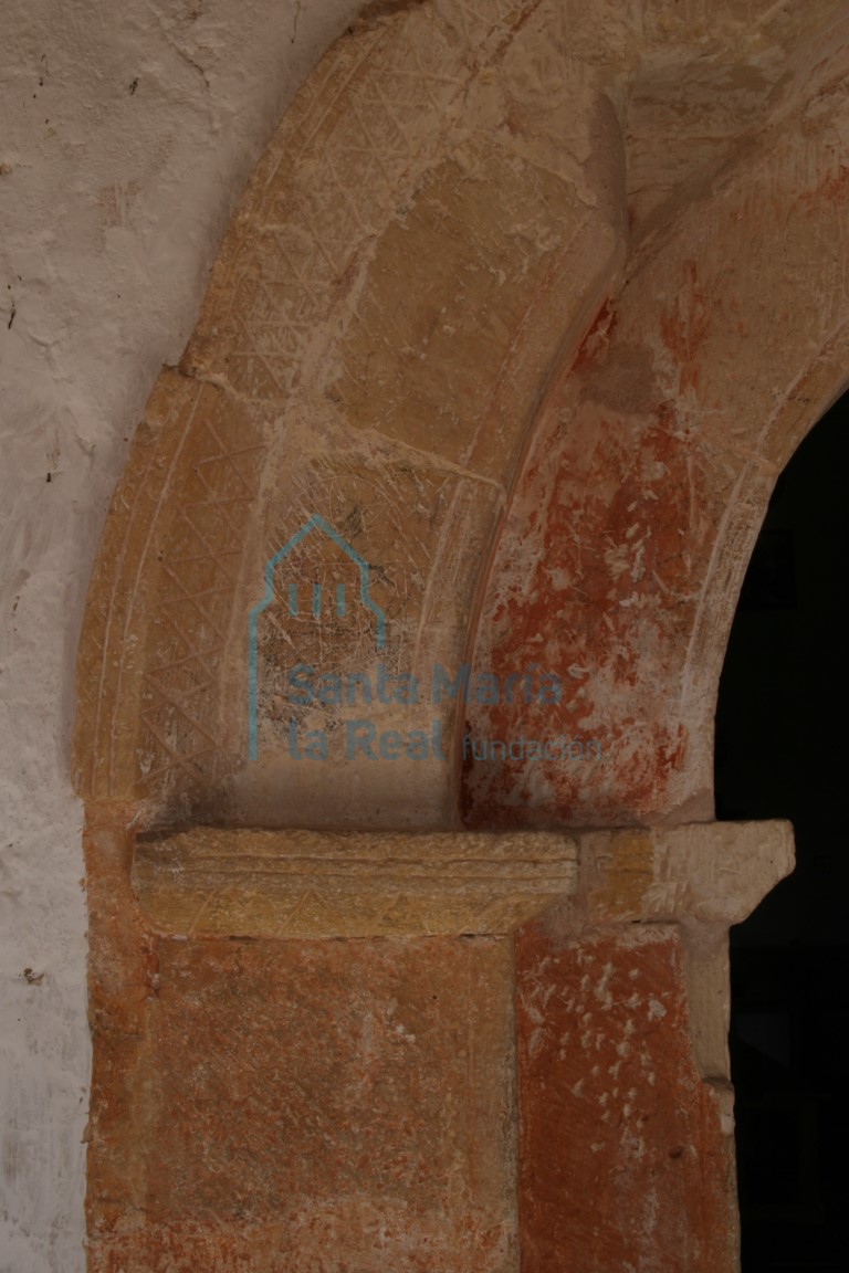 Detalle y restos de policromía en la portada de la iglesia