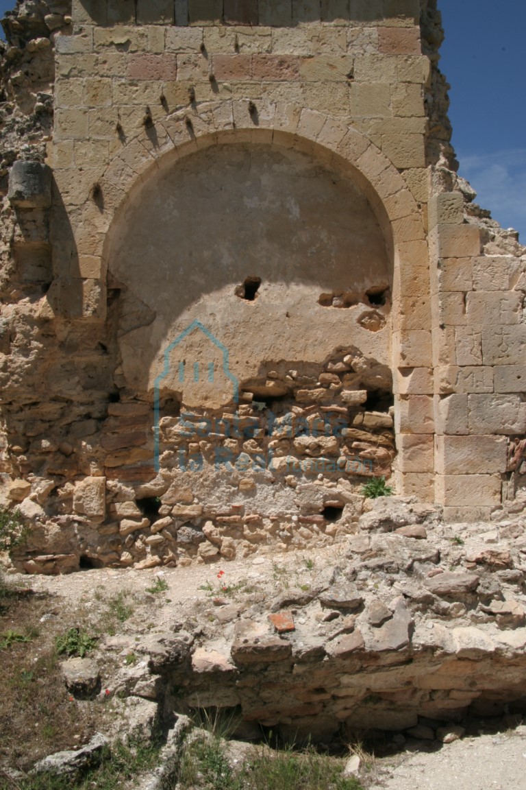 Detalle del arco de medio punto del presbiterio y los restos de la bóveda de la cripta
