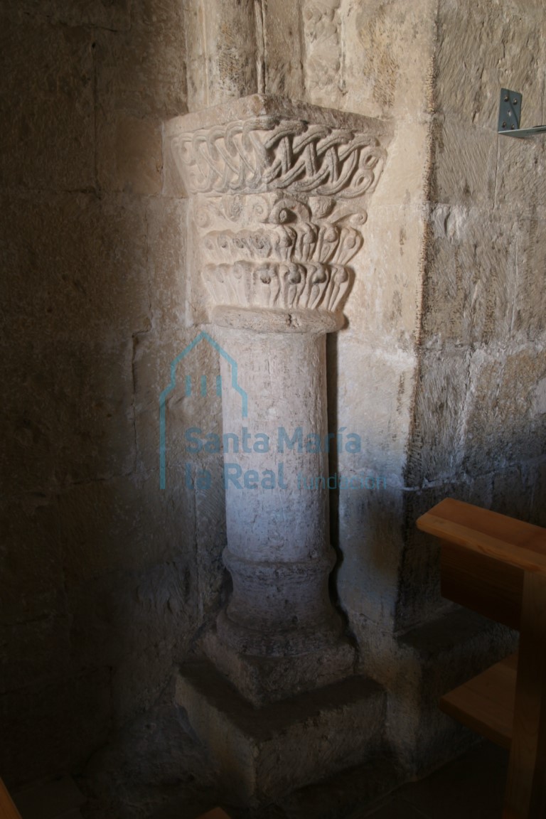 Vista de la columna de la arquería de la nave central