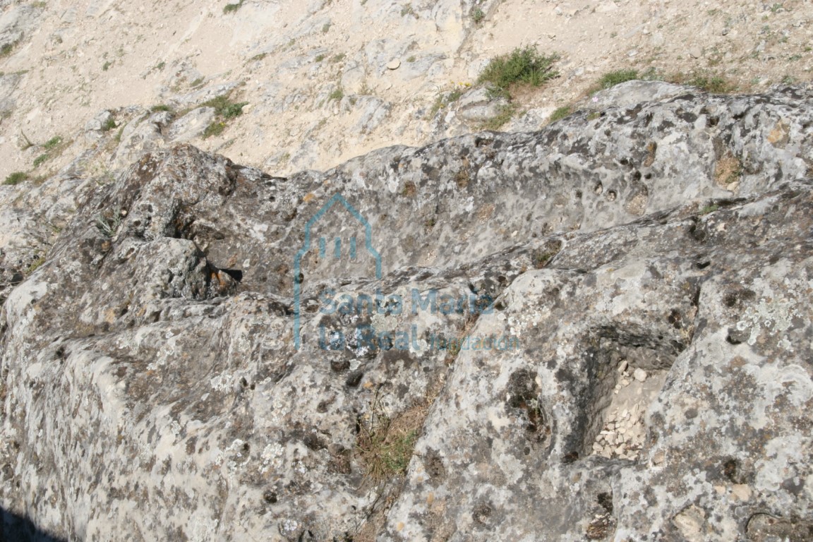 Detalle de tumba excavada en la roca