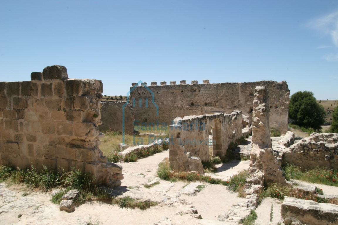 Vista de las ruinas de las dependencias desde el este