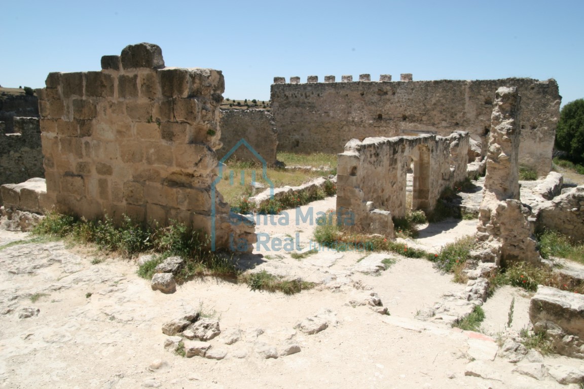 Vista de las ruinas de las dependencias desde el este