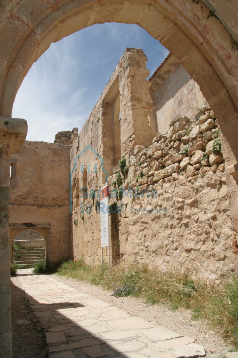 Vista del arco de entrada al monasterio  y del muro norte de la estancia