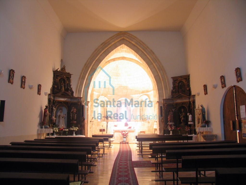 Vista interior de la iglesia desde los pies