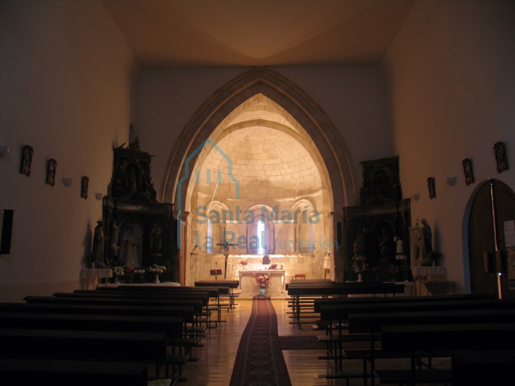 Vista interior de la iglesia desde los pies