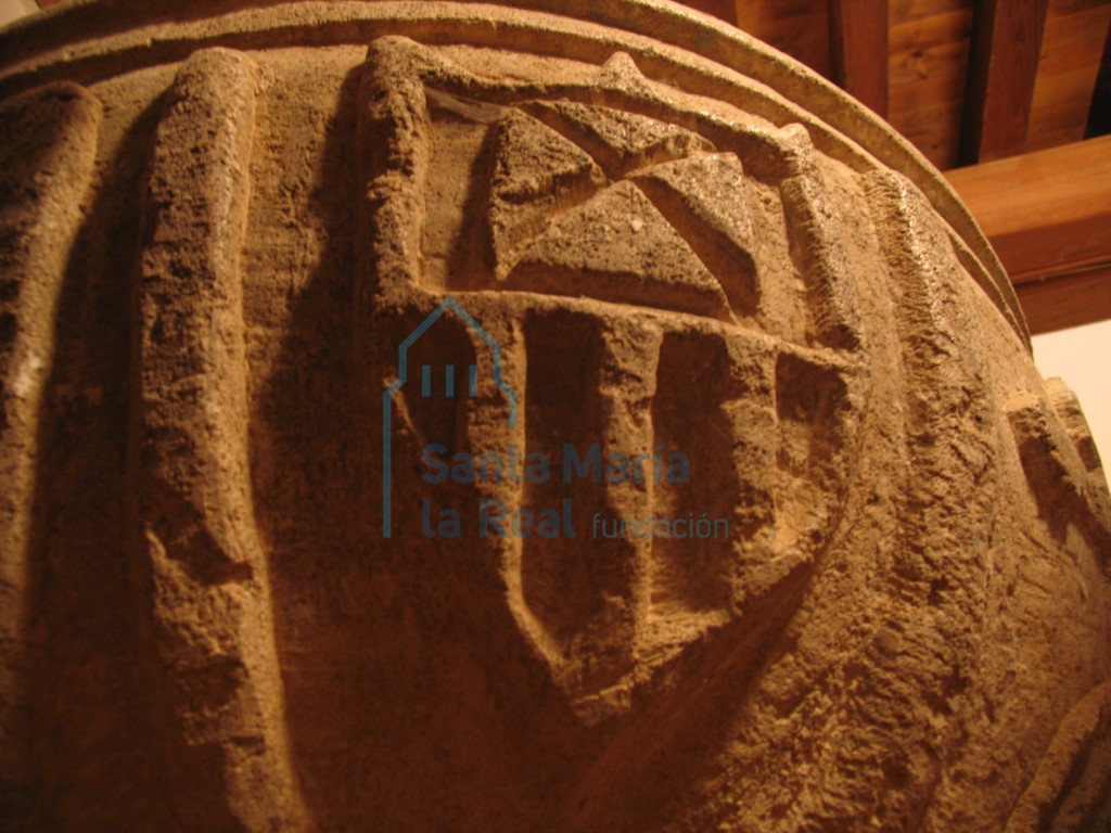Detalle de la pila bautismal gótica . Escudo Heráldico